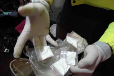 A Jéssica María le encontraron 207 gramos de cocaína, dosificados en 592 bolsas plásticas transparentes con sello hermético. 18 gramos con 580 miligramos de cannabis, en 10 bolsas plásticas. Y 34 cartuchos calibre 38.