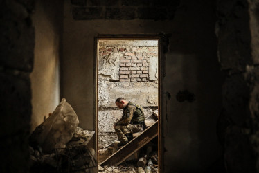 Soldado de la 24.ª Brigada Mecanizada Separada ‘King Danylo’ descansa en el interior de un edificio en el frente en la región de Donetsk en Ucrania.