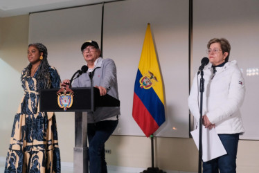 Gustavo Petro, presidente de la República, acompañado de las ministras de Educación y Trabajo, Aurora Vergara (izquierda) y Gloria Inés Ramírez, anunció el decreto con el que se establece el salario mínimo para 2024.