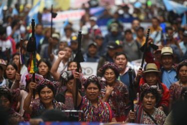 Cientos de personas representantes de sociedad civil, políticos de distintos partidos y líderes indígenas participaron el jueves en una marcha en apoyo al presidente electo de Guatemala, Bernardo Arévalo de León.