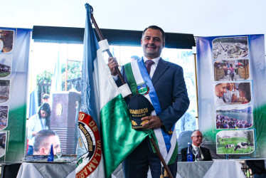 Una vez tomó posesión del cargo de alcalde de Villamaría, Jonier Alejandro Ramírez Zuluaga posó con la bandera de su municipio.