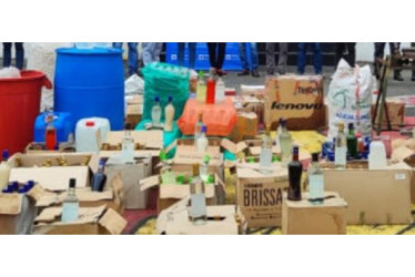 15 toneladas de licor adulterado y productos para elaborarlos se incautaron los investigadores.