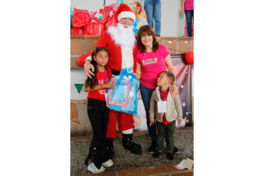 Los beneficiarios y sus hermanos recibieron los regalos de Papá Noel y de Mónica Giraldo Mejía.