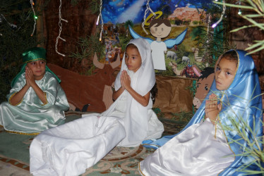 Los menores personifican escenas del Nacimiento de Jesús. Las ovejas son de icopor y la gruta es en guadua y madera. En la foto Juan Andrés Vélez (José), Emili Morales hace de ángel y Melany Vélez representa a María.