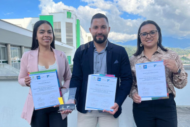 Laura Hernández García, Andrés Felipe Flórez Correa y Paulina Madrid posaron con su diploma de reconocimiento.
