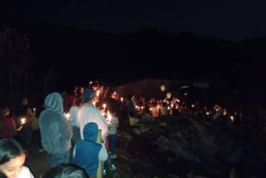 Decenas de habitantes del asentamiento Samaria Mirador Las Cruces asistieron al homenaje por la joven de 18 años y los niños de 7 y 2 que fallecieron en el incendio.