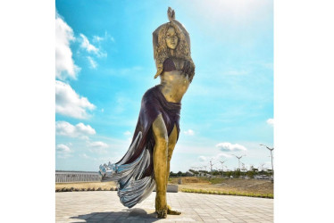 arranquilla rinde homenaje a Shakira con estatua de bronce de más de 6 metros