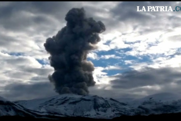 El Servicio Geológico Colombiano indicó que el volcán se encuentra inestable, pero permanece en estado de alerta amarilla.