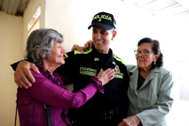 Las hermanas Loaiza Hincapié, de 82 y 86 años, sonríen al conocer su nueva casa en Aranzazu, construida por el subcomisario de la Policía Caldas Luis Alfonso Bustamante Gómez