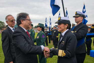 Durante la ceremonia, la ahora nueva contralmirante Beatriz Helena García fue felicitada por el presidente de la República, Gustavo Petro, y el ministro de Defensa Nacional, Iván Velásquez.