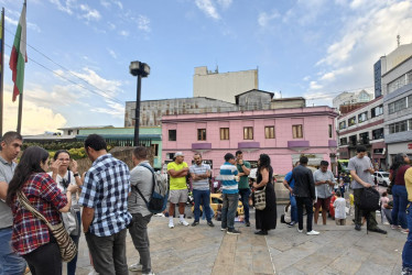 Los docentes realizaron un plantón a las afueras de la Alcaldía de Manizales para exigir un debido proceso.