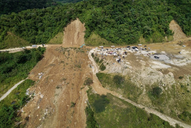 La vista aérea de sitio donde ocurrió el derrumbe en la vía Quibdó - Medellín.