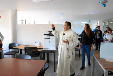 El sacerdote Elfy Bernal hizo una limpieza espiritual a los despachos de la Alcaldía de Tunja.