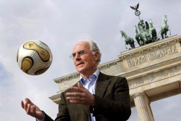 El exjugador y exentrenador alemán Franz Beckenbauer murió este domingo a los 78 años de edad, informó su familia este lunes.