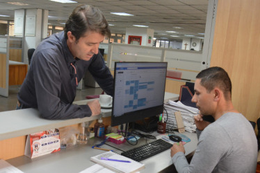 David Eduardo Gómez Springstube (izquierda), secretario de Salud Pública de Manizales, afuera de su despacho con Huberney Arango, un colaborador de dicha cartera municipal.