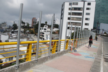 El puente Vizcaya, en el carril de la Avenida Santander que conduce hacia Milán, tiene la estructura metálica que soportará los vidrios, pero faltan algunos. Al frente también requiere otros.