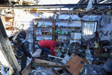 Lugareños en el sitio, luego del bombardeo del mercado de alimentos en Donetsk, región de Donetsk, este de Ucrania.