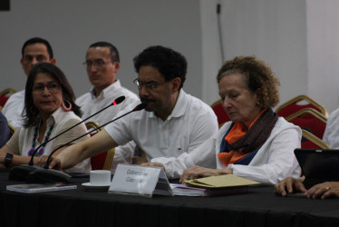El senador Iván Cepeda, integrante de la delegación del Gobierno en los diálogos con el Eln, y la jefe negociadora con esta guerrilla, Vera Grabe. 