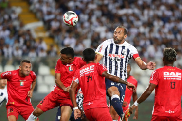 El argentino Hernán Barcos (de blanco y azul) anotó los dos goles de la noche para darle la victoria a Alianza Lima frente al Once Caldas en el estadio Nacional de Perú. 