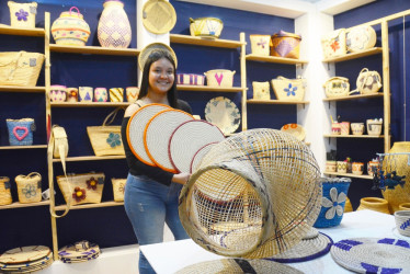 Jenifer Herrera Rivera, artesana de Cumaribo (Vichada), obtuvo ayer el premio a la mejor exhibición en el cierre de la edición 50 de la Feria Artesanal de Manizales. Los Joyeros Asociados de Mompox (Joasom) fueron destacados con el reconocimiento a la tradición y Eloísa Legarda López, de Medellín (Antioquia), se destacó por la calidad de sus productos.