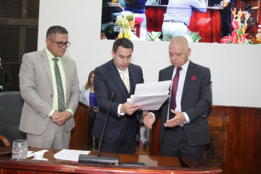 El alcalde Jorge Eduardo Rojas (centro), instantes después de instalar las sesiones ordinarias del Concejo, el 2 de enero, presentó un paquete de ocho proyectos clave para su Administración. 