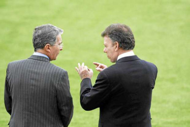 Álvaro Uribe Vélez (izquierda), presidente de la República entre el 2002 y el 2010, con su sucesor, Juan Manuel Santos Calderón, quien fue mandatario del 2010 al 2018.