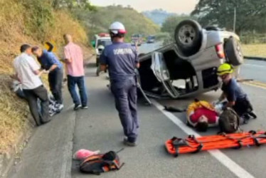 El accidente de tránsito ocurrió en la vía entre Manizales y Medellín.