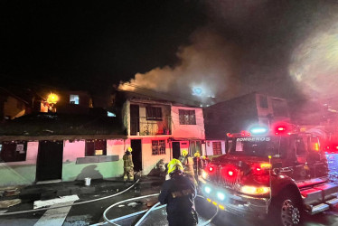 El fuego se originó en la noche de este lunes en la calle 51 con carrera 7C de Manizales. 