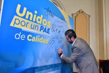 La Gobernación de Caldas expuso ante los alcaldes estrategias para el PAE 2024. Los mandatarios firmaron apoyo al programa, como el de Salamina, Manuel Fermín Giraldo.