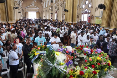 Asistencia multitudinaria a las honras fúnebres colectivas de 19 de las 39 víctimas del derrumbe en el kilómetro 17 de la vía entre Quibdó y Medellín.