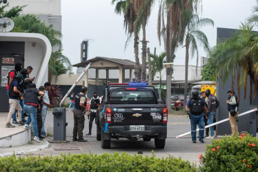 La fuerza pública de Ecuador hizo presencia en el sitio. Liberaron a los rehenes y detuvieron al menos a 13 personas.