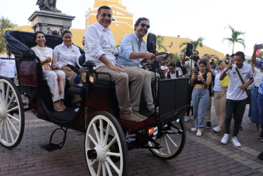 El comediante Alejandro Riaño (d) y el alcalde de Cartagena, Dumek Turbay 