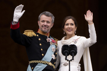 El nuevo rey de Dinamarca, Federico X, y su esposa, la reina Mary, saludaron a las personas que acompañaron la ceremonia de proclamación de su acceso al trono, en el Palacio de Christiansborg, en Copenhague.