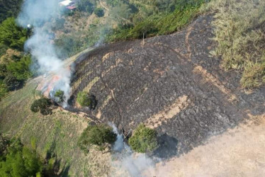 Incendio forestal en la vereda Guamitos, en Risaralda (Caldas) este martes.