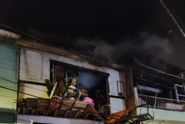 El segundo piso de una vivienda en San Antonio resultó afectado por un incendio.