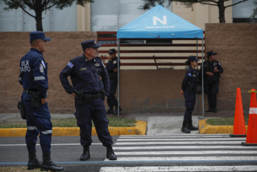 Agentes de policía custodiaron la avenida Olímpica de San Salvador, capital de El Salvador, este sábado durante los preparativos electorales en el país centroamericano.