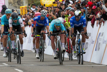 Por el centro, Mark Cavendish (Astana); por la derecha, Fernando Gaviria; por la izquierda, Nelson Soto, y atrás de Cavendish, el caldense Jhónatan Restrepo, en el final de la jornada de ayer.