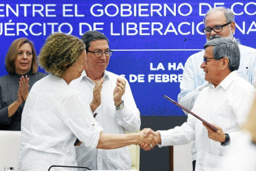 Vera Grabe, jefa del equipo de negociación del Gobierno de Colombia, saluda a alias Pablo Beltrán, jefe negociador del Eln; acompañados por Bruno Rodríguez, ministro de Relaciones Exteriores de Cuba, durante la clausura del sexto ciclo de negociaciones en La Habana.