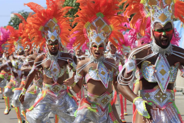 Integrantes de una comparsa participan en la Gran Parada de Comparsas este lunes, durante el tercer desfile del Carnaval de Barranquilla
