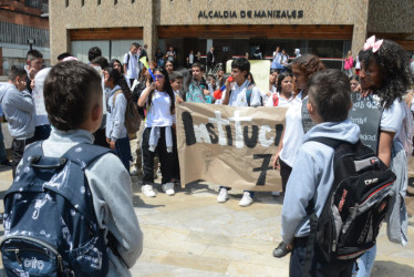 Los alumnos del 7 de agosto, todos de bachillerato, sostuvieron los carteles mientras se quejaban con estribillos que exigían mejoras estructurales.