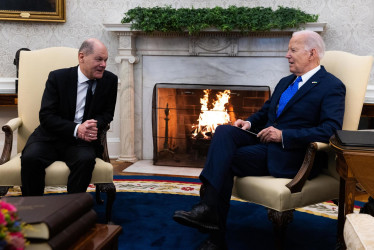 El presidente estadounidense Joe Biden (d) se reúne con el canciller alemán Olaf Slcholz (i) en la Oficina Oval de la Casa Blanca en Washington, DC, EE.UU., este viernes.
