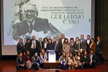  La familia del periodista y director del Diario El Espectador Guillermo Cano posan para una foto durante un acto de reconocimiento, hoy en Bogotá (Colombia)