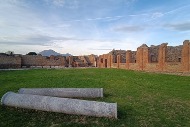 Baños termales: Ruinas de las termas, un lugar de esparcimiento para los pompeyanos. Al fondo, el Vesubio.