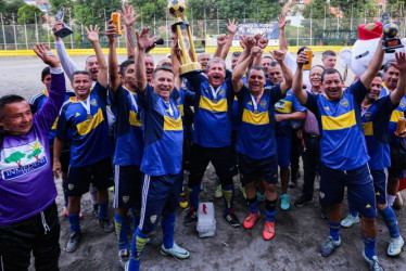 Los campeones, los de Inmedent, levantaron el trofeo de fútbol aficionado en Manizales.