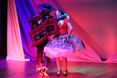 Los bailes típicos de la agrupación chilena sobresalieron en el escenario del auditorio Hernando Aristizábal Botero de Confa.