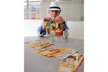 Cristian Justo Cuartas con su colección de boletas de la Temporada Taurina de Manizales.