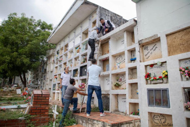 Un grupo de investigadores de la Unidad de Búsqueda de Personas dadas por Desaparecidas (UBPD) recorre algunas tumbas del Cementerio de Cúcuta (Colombia).