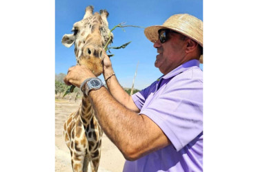 El gerente del Hospital Santa Sofía, Carlos Alberto Piedrahíta, estuvo de vacaciones en México, donde hasta alimentó a una jirafa en un safari.