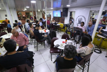 El cabaret literario ayer en el café El Graduado en el Centro de Manizales.
