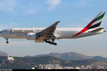 Avión de la aerolínea Emirates 